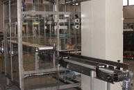 Dépanner (demoulder) with suction cup for unloading sliced bread on parallel or overlying conveyor