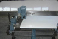 Lifting unit which includes conveyor belt straight superimposed on sprung bend 90 degrees