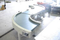 Couple 90° belt conveyors with intermediate connection conveyor